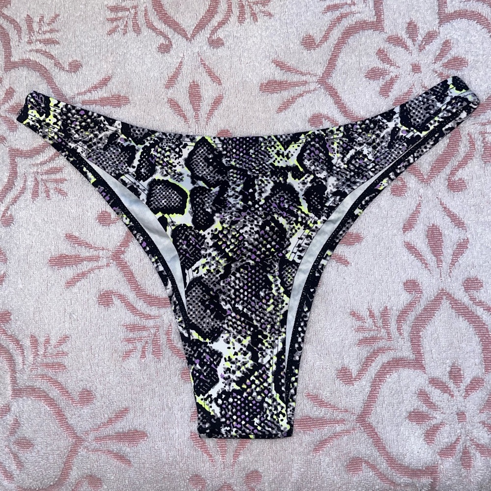 Kendall & Kylie snake print bikini bottom Small NWT